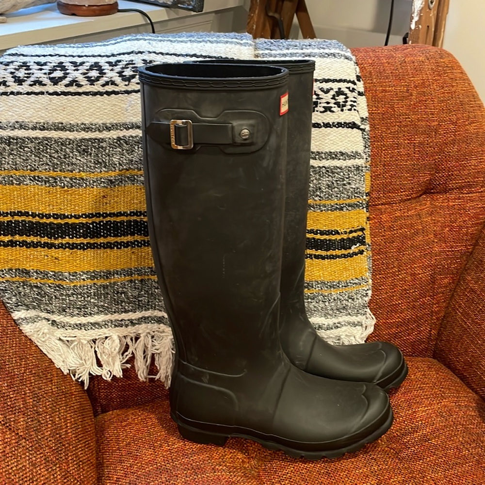 Hunter Original Tall Rain boots in matte black Size 8 with gray boot warmers.
